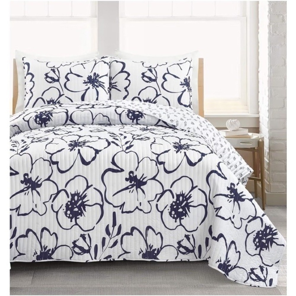 Scandinavian Floral 3 Piece Quilt & Sham Lightweight King Set Navy And White